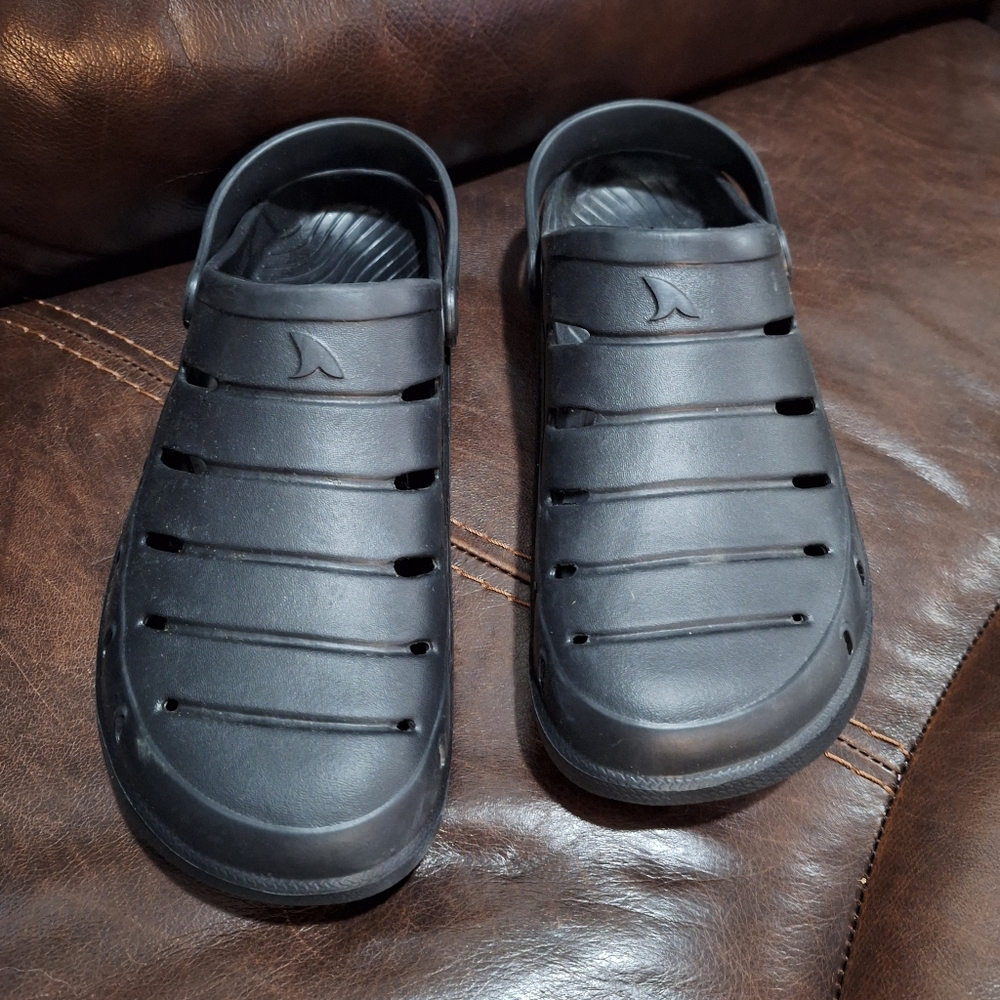 Rugged Shark men's size 12